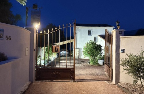 Nans-les-Pins Bed & Breakfast | 'Coquelicot' Guest Room with Mountain View, Wi-Fi and Air Conditioning