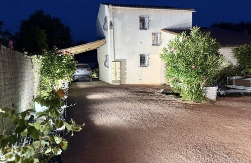 Nans-les-Pins Bed & Breakfast | 'Coquelicot' Guest Room with Mountain View, Wi-Fi and Air Conditioning