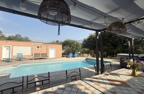 Nans-les-Pins Bed & Breakfast | 'Coquelicot' Guest Room with Mountain View, Wi-Fi and Air Conditioning