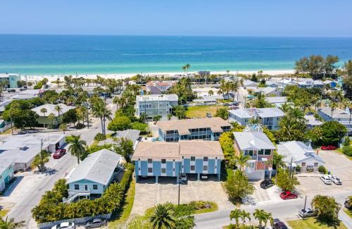 Bradenton Beach Apartment | Coquina Reef 12