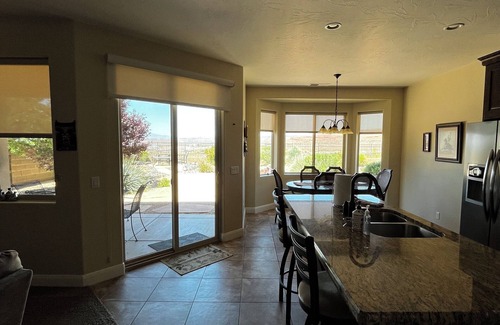 Washington House | CORAL CANYON VIEW HOME ! UP ON THE LEDGE! DOG FRIENDLY!