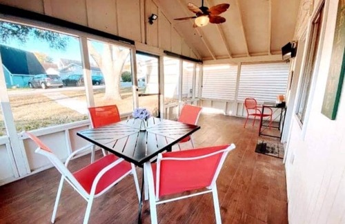 Vacation Village House | Coral Cottage-Pvt lake & pool access Near theme parks w/porch