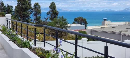Mountainside Apartment | Coral Vistas Self Catering Apartments