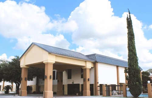 New Braunfels Hotel | Coratel Inn & Suites By Jasper New Braunfels IH-35 EXT 189- 1 King Bed NS
