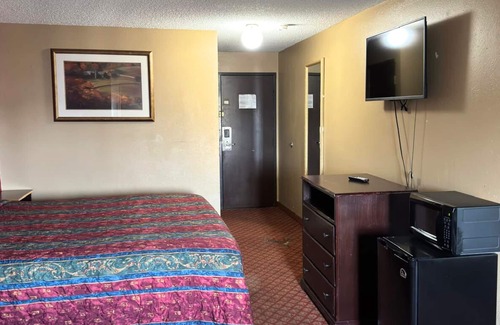 Oklahoma City Hotel | Coratel Inn & Suites Santa Fe OKC Standard 1 King Bed NS