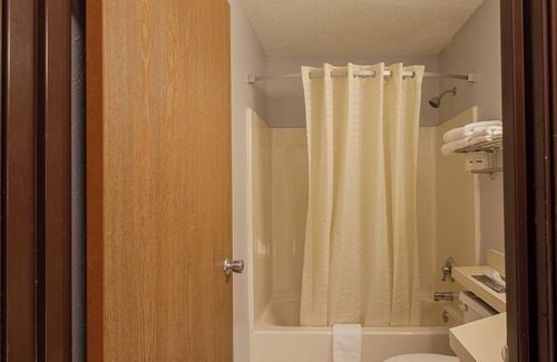 Hastings Hotel | Coratel Inn & Suites by Jasper Hastings - 1 King Bed Non Smoking