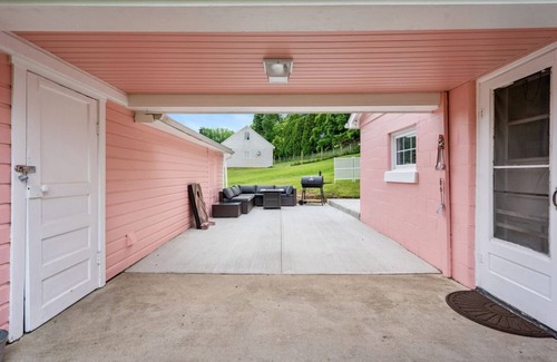 Perrysville Cottage | Corky's - Sleeps 8/Hot tub/Golf views in the heart of Mohican State Park!