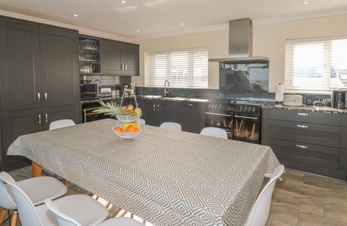Newquay Cottage | CORMORANT, pet friendly, country holiday cottage in Crantock