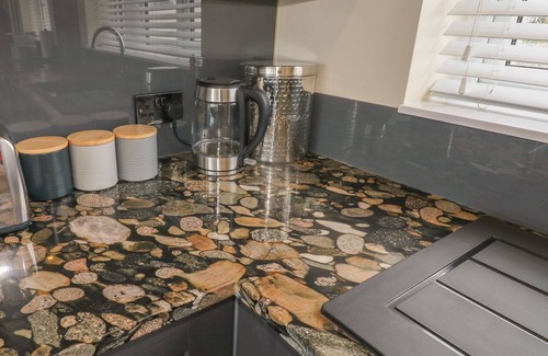 Newquay Cottage | CORMORANT, pet friendly, country holiday cottage in Crantock