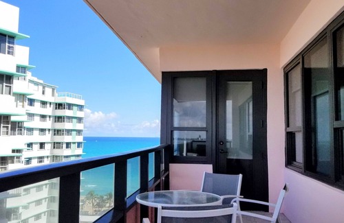 La Gorce Apartment | Corner 2.5 Br w/Balcony and Bay-City Views - 1620