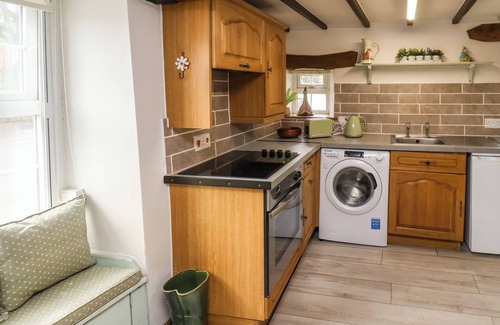 Thornton Dale Cottage | CORNER COTTAGE, pet friendly, with open fire in Thornton Dale