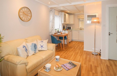 West Bay Apartment | CORNER COVE, pet friendly, country holiday cottage in West Bay