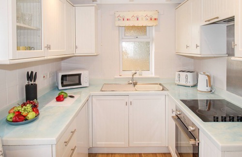 West Bay Apartment | CORNER COVE, pet friendly, country holiday cottage in West Bay