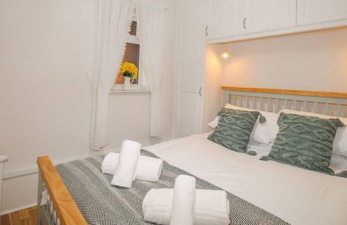 West Bay Apartment | CORNER COVE, pet friendly, country holiday cottage in West Bay