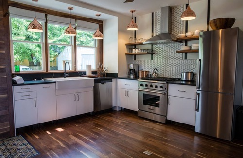 North Downtown House | Corner House | Stylish Belmont Home, Walk to Downtown Mall
