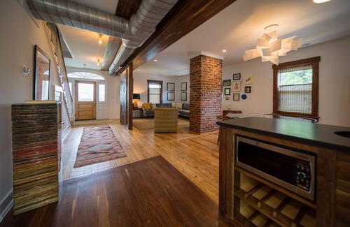 North Downtown House | Corner House | Stylish Belmont Home, Walk to Downtown Mall