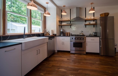 North Downtown House | Corner House | Stylish Belmont Home, Walk to Downtown Mall
