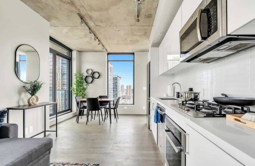 Connaught Condo | Corner Luxury High-Rise Condo | Sleeps 7