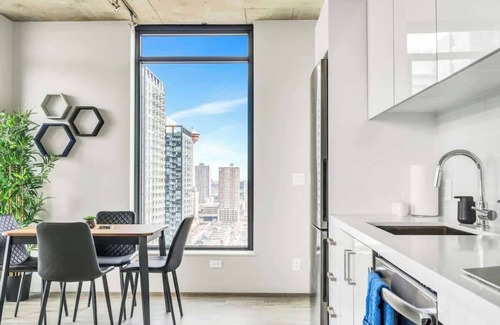 Connaught Condo | Corner Luxury High-Rise Condo | Sleeps 7