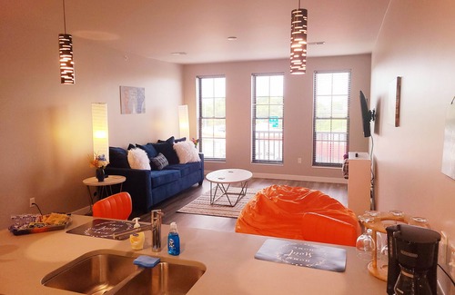 Soulard Apartment | Corner Queen Suite w/Pool, Gym, and Hot Tub (330)