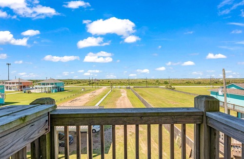 Port Bolivar Condo | Corner Suite - Pool, Games, & Beachfront Fun!