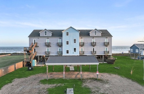 Port Bolivar Condo | Corner Suite - Pool, Games, & Beachfront Fun!