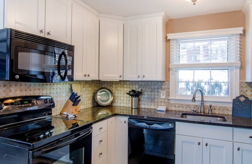 Quechee House | Corner townhome with mountain views, gas fireplace & AC - Quechee Club access