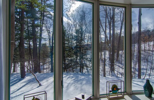 Quechee House | Corner townhome with mountain views, gas fireplace & AC - Quechee Club access