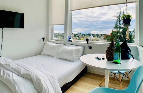 Roosevelt Apartment | Corner unit studio with natural light and premium amenities for a very comfortable quick stay.