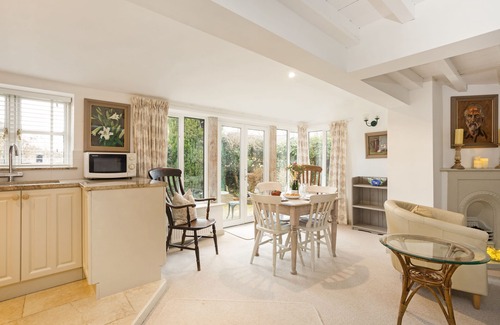 Chipping Campden Cottage | Cornerstone Cottage - a cotswold cottage that sleeps 2 guests in 1 bedroom