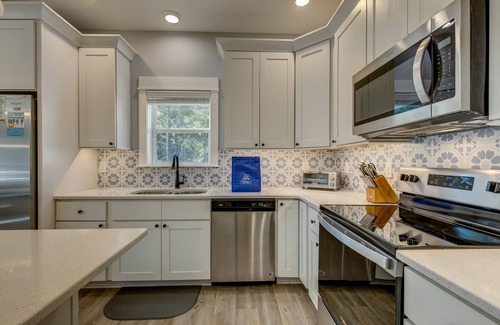 Monteray Shores House | Corolla Mode | 5280 ft to the beach | Private Pool and Community Pool