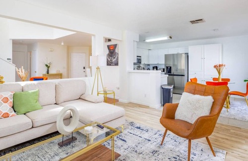 Eastvale House | Corona's Gem: A Vibrant Haven- 30 Mins from Disney