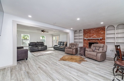San Angelo House | Corporate stay. Charming 3-bedroom house in San Angelo with AC, WiFi.