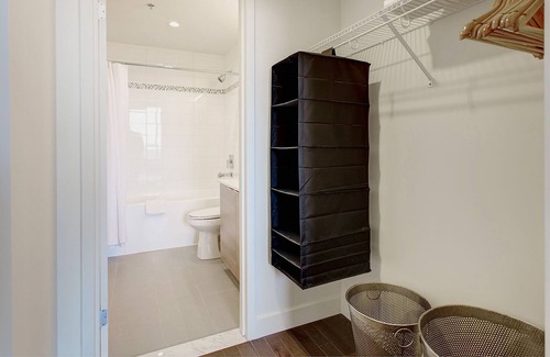 Ville-Marie Apartment | Corporate Stays | Le V | Modern Studio