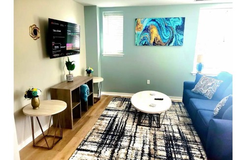 Clayton-Tamm Apartment | Corporate Suite- King Bed- Parking & Patio (321)