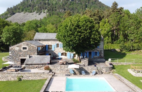 Saint-Etienne-Lardeyrol Bed & Breakfast | Corps de ferme rénové avec piscine et terrasses paisibles, à 1h30 de Lyon - FR-1-582-396