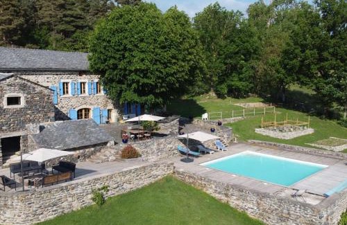 Saint-Etienne-Lardeyrol Bed & Breakfast | Corps de ferme rénové avec piscine et terrasses paisibles, à 1h30 de Lyon - FR-1-582-396