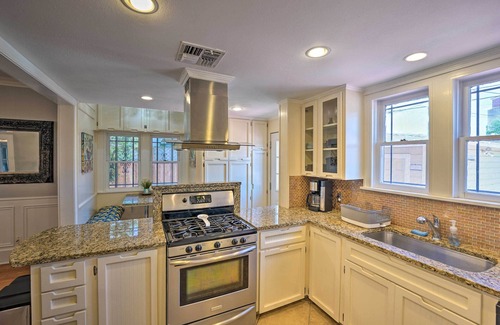 Del Mar House | Corpus Christi Home w/Pool & Hot Tub: Walk to Bay