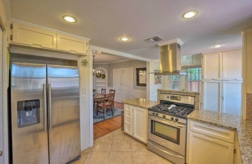 Del Mar House | Corpus Christi Home w/Pool & Hot Tub: Walk to Bay