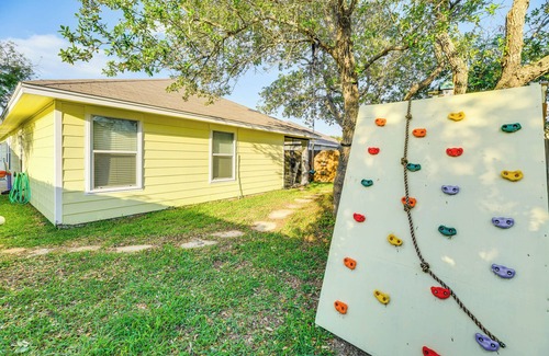 Flour Bluff House | Corpus Christi Home w/Patio < 10 Mi to Beach