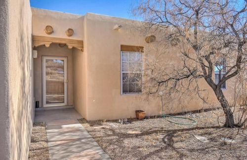 Rio Rancho House | Corrales 2 bd/2b adobe house on a quiet, private road w/stunning mountain views