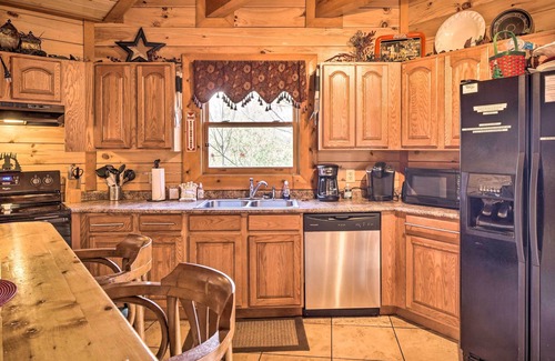 Cosby Cabin | Cosby Cabin w/Hot Tub ~ 18 Mi to Gatlinburg!