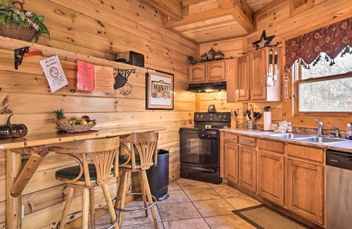 Cosby Cabin | Cosby Cabin w/Hot Tub ~ 18 Mi to Gatlinburg!