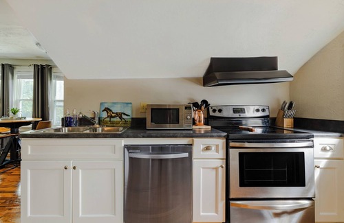 Edgehill Apartment | Cosmic Cowboy Hideaway 2BR + Bonus Room