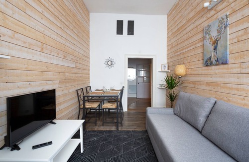 Centre Apartment | Cosmic - One Bedroom Apartment, Sleeps 4