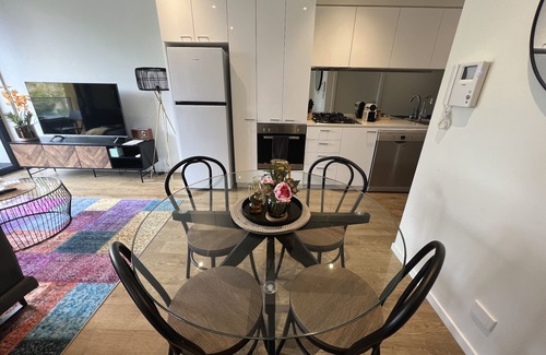 Carlton Apartment | Cosmo Stays- Beautiful Boutique 2BR Apartment Perfect Location. Free Parking.