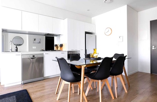 Carlton Apartment | Cosmo Stays- Peaceful 2BR Designer Apartment. Fabulous Location. Free Parking.