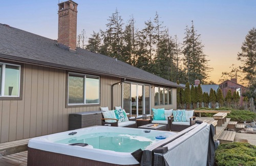 Port Angeles House | Costa Vista, Ocean Front, Hot Tub, Game Room, BBQ, Sleeps 16