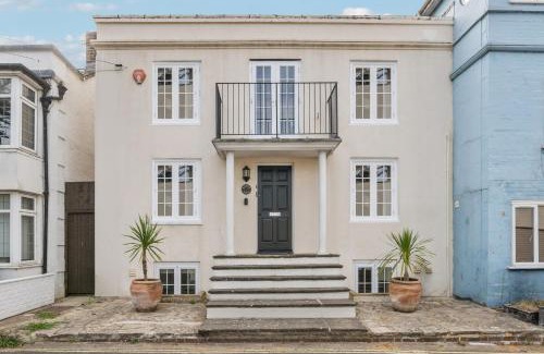 New Forest District House | Costal Retreat with Garden & BBQ