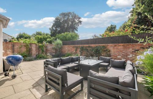 New Forest District House | Costal Retreat with Garden & BBQ